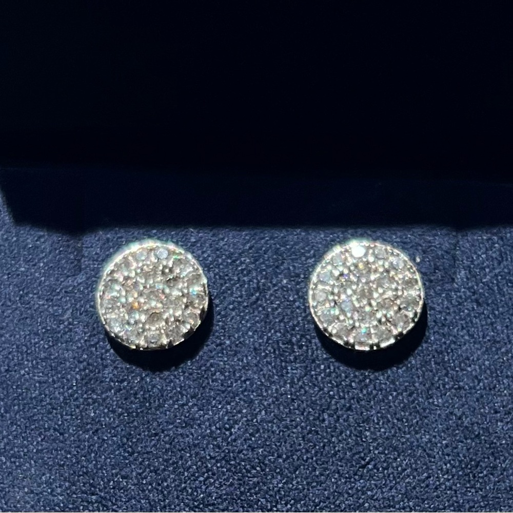 High quality Cubic Zirconia Sparkling Silver Crystal Stud Earrings.